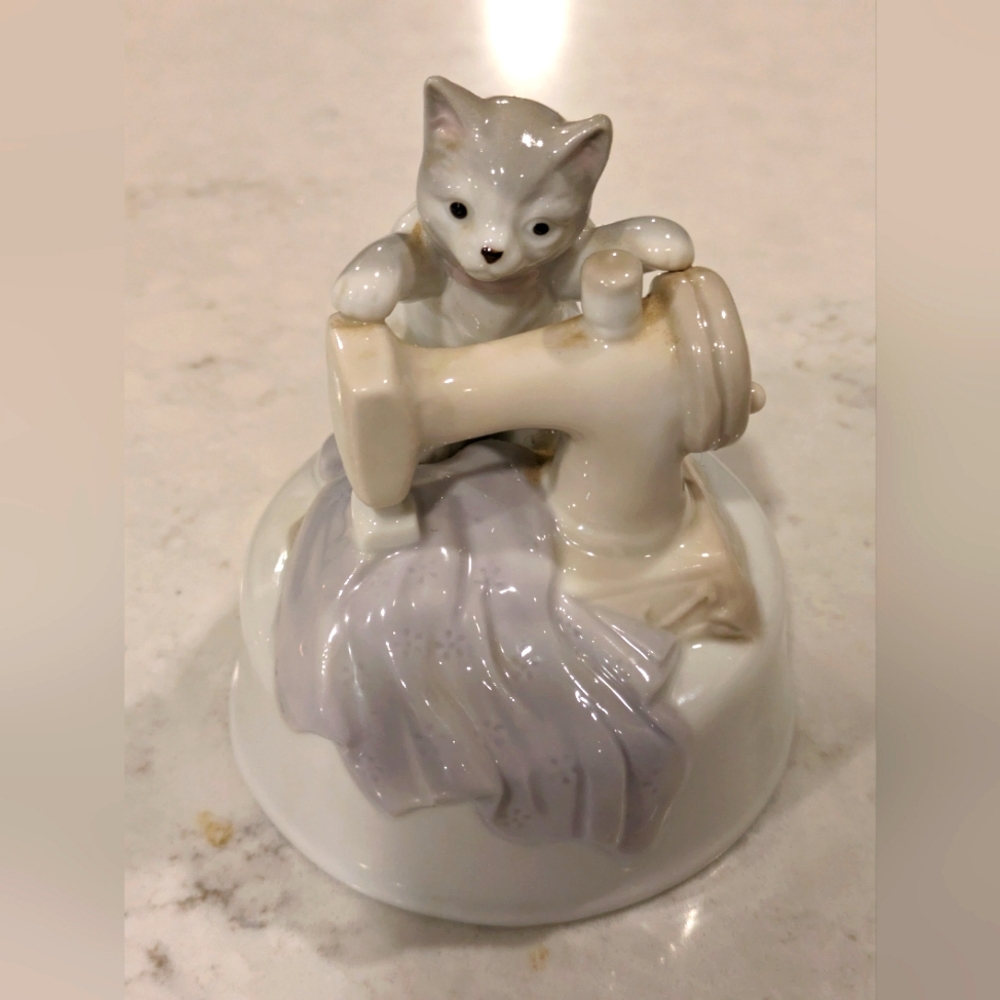 Music Box " Swan Lake" 4.5"x 3" Good Condition